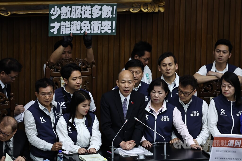 台湾立法院续审改革法案 蓝白立委控制主席台