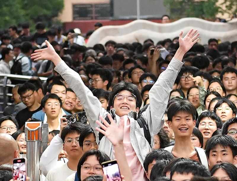 高考后走出考场