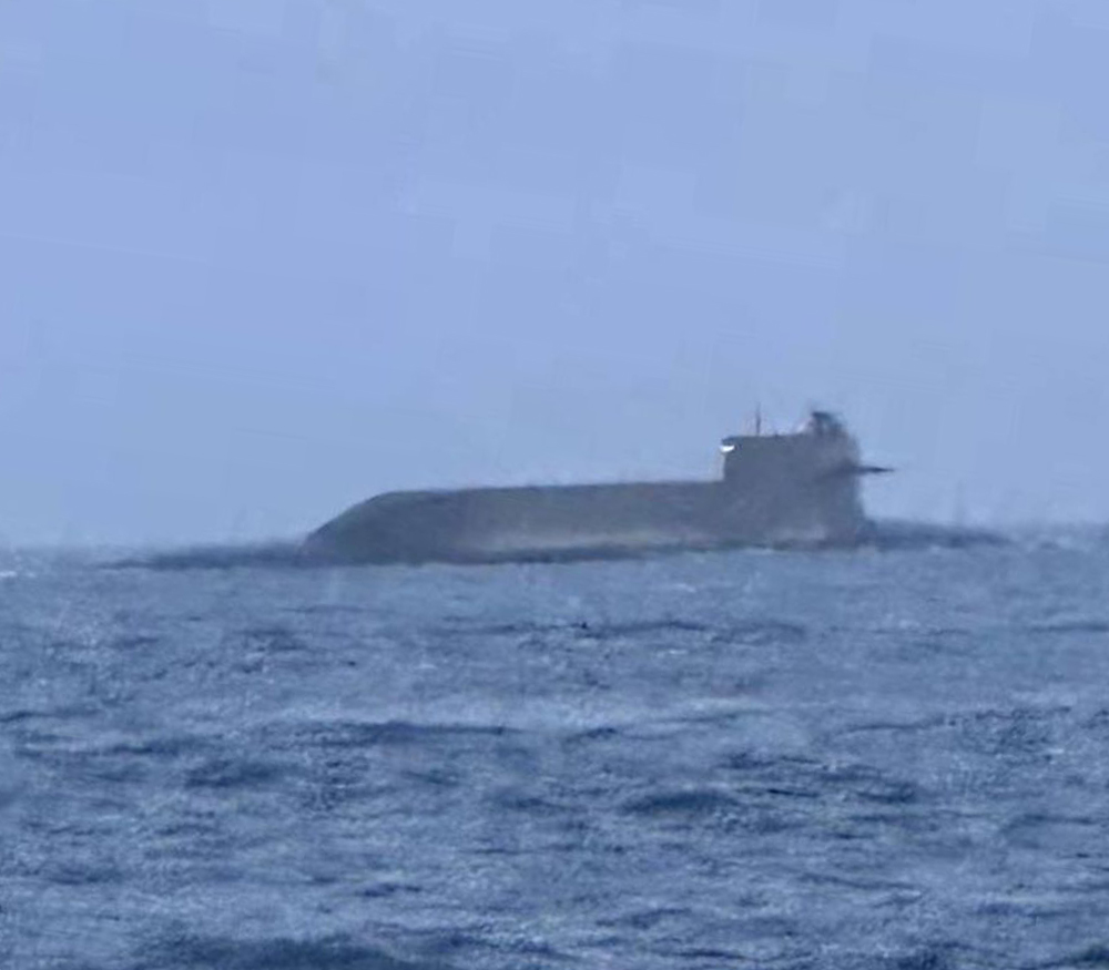 解放军核潜艇浮现澎湖