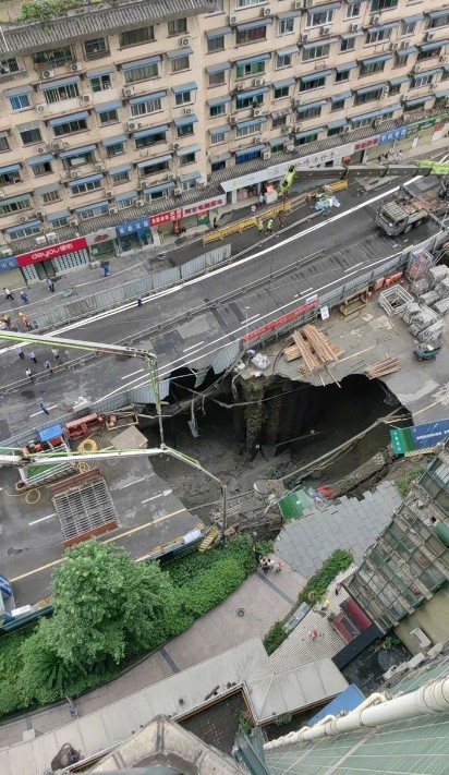 施工中地铁水管爆裂 成都惊现12公尺空洞