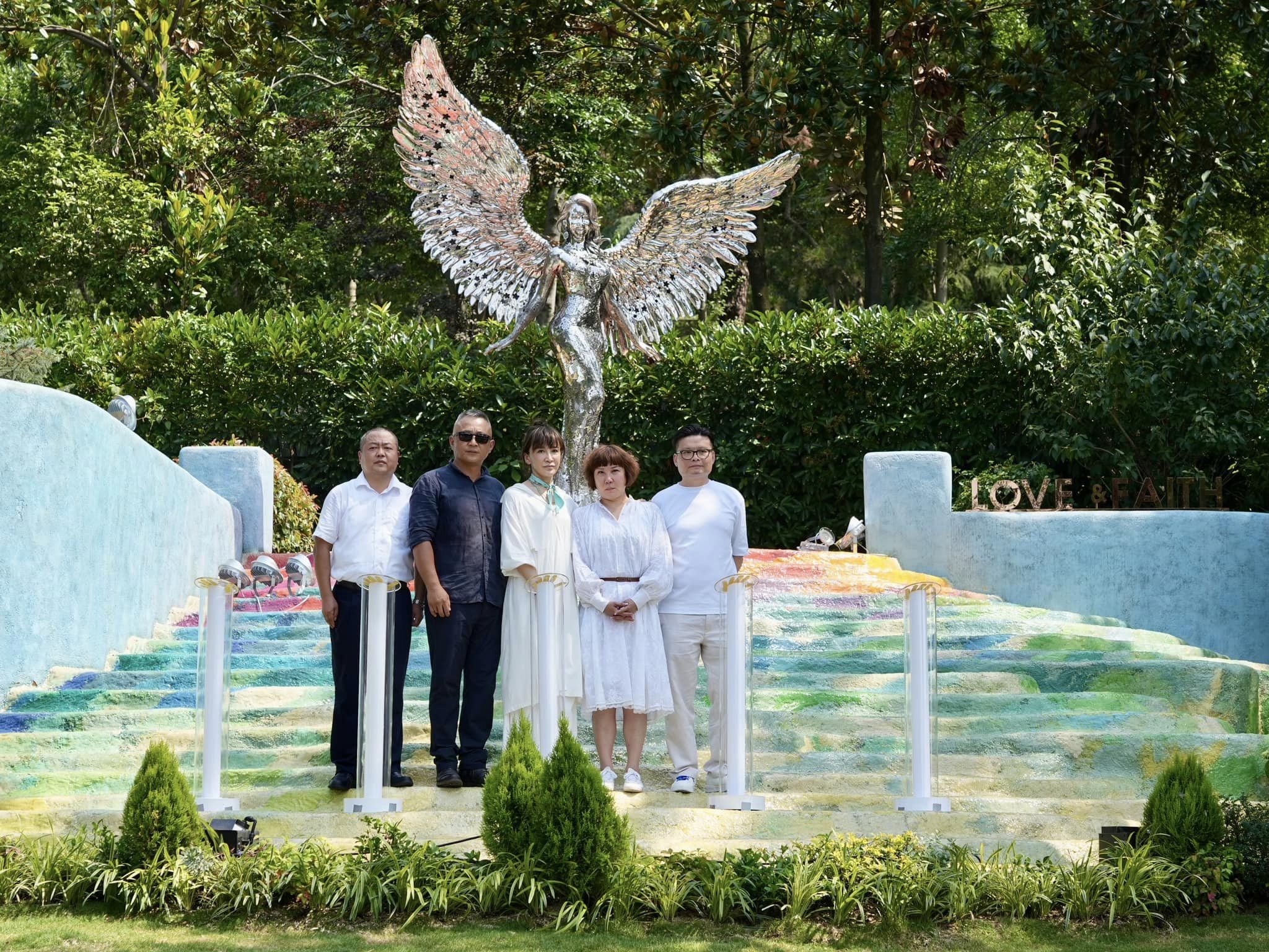 李玟雕像立烈士陵园惹议 园方:开放给所有逝者