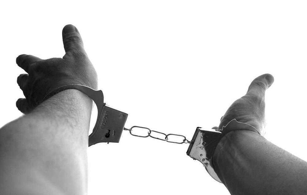 非洲男诊所闹事 咬断警察左耳