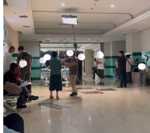 剧组医院拍戏 竟叫ICU外家属哭小声一点