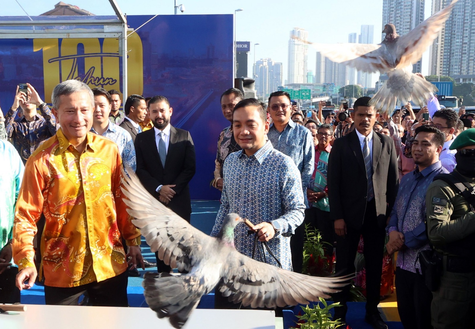 柔摄政王与马新领袖同庆 释放百鸽贺柔佛长堤通车百年