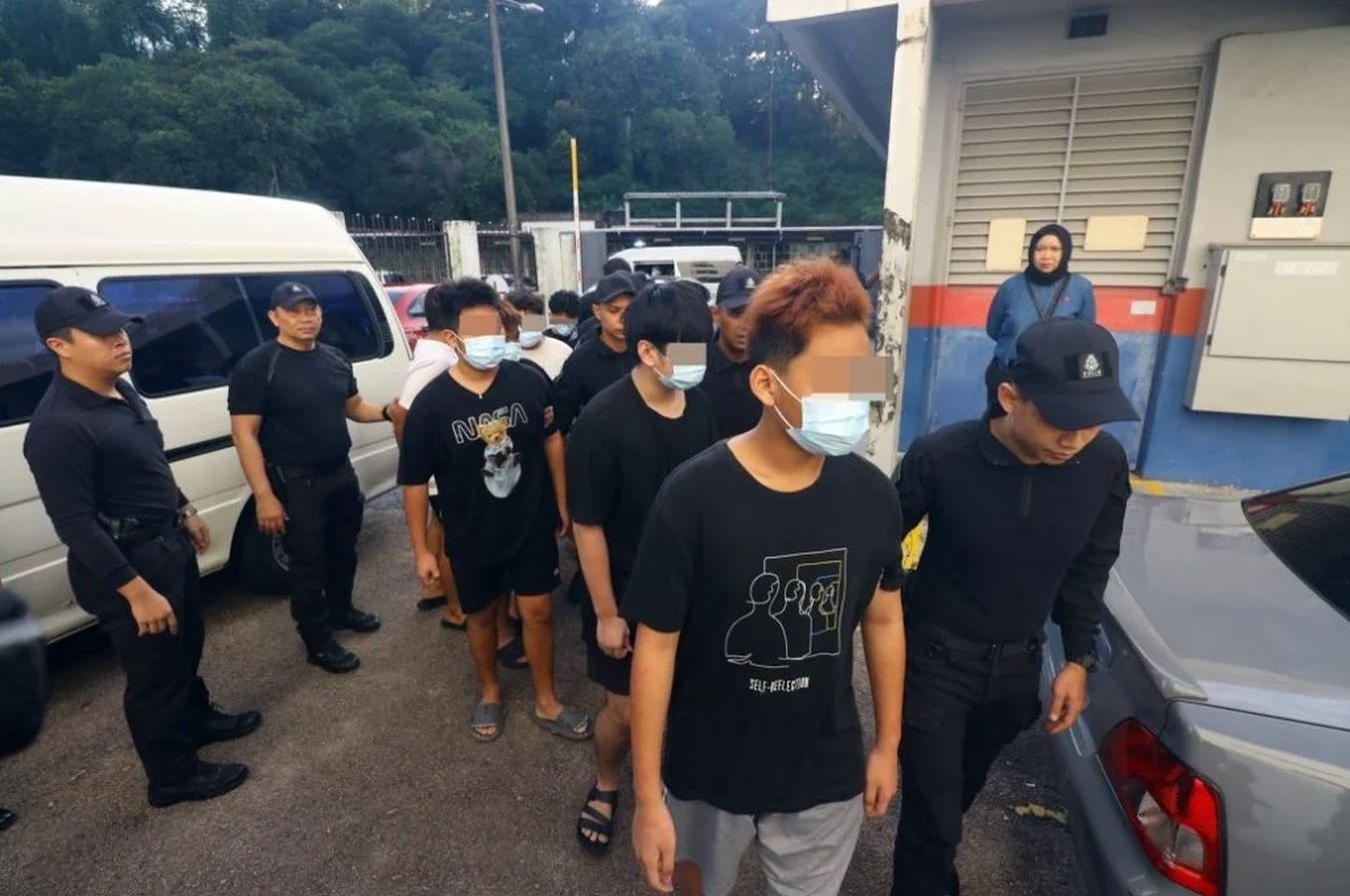 8人涉强迫3少年加入私会党 1人认罪7不认罪