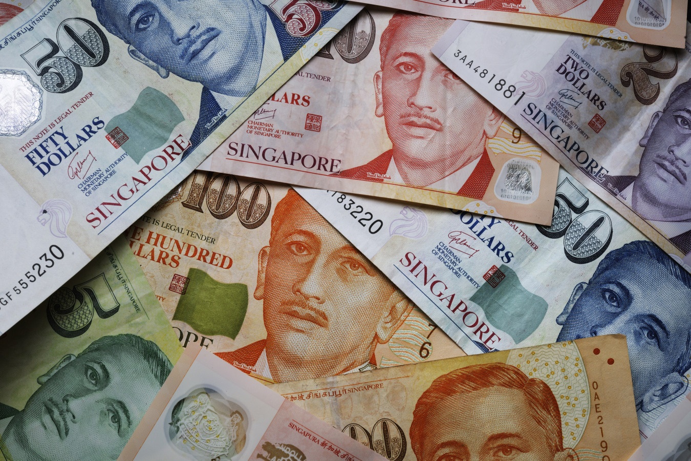 两年来首次放宽政策  金管局让新元放慢升值