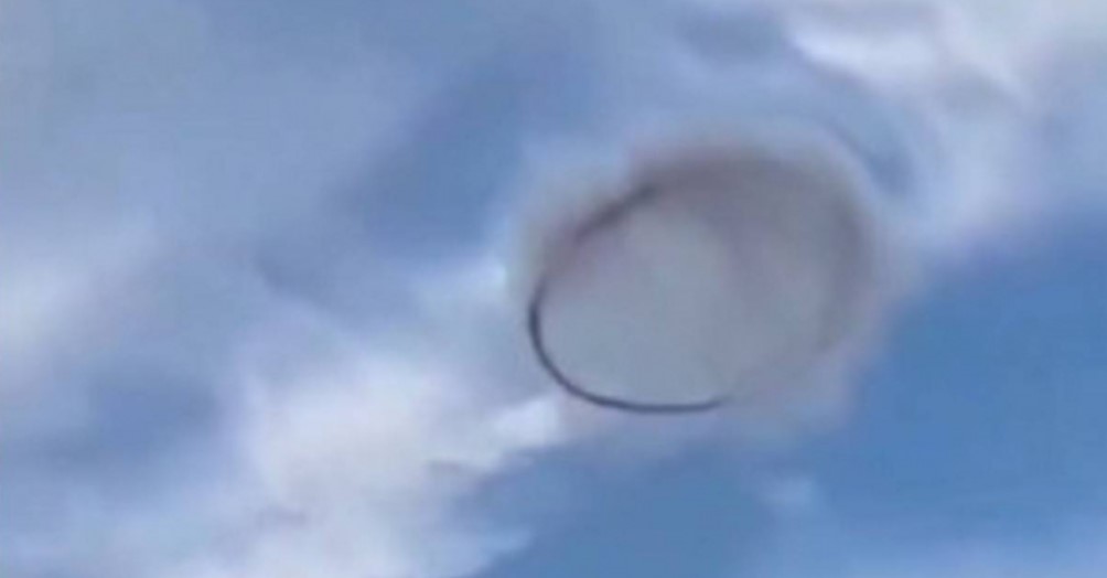 天空 黑色圆圈
