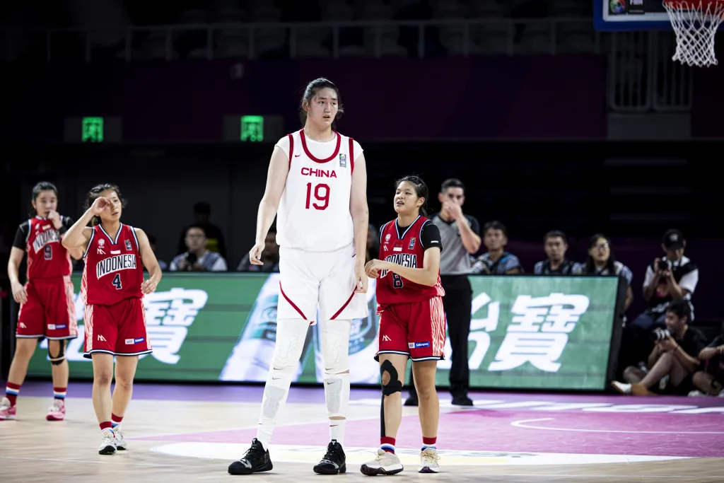 U18女篮亚洲杯上演首秀 身高2米20张子宇抢尽风头