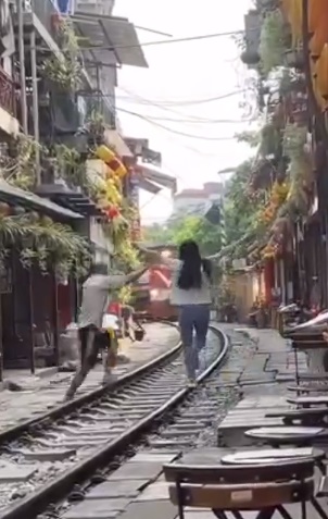 游客玩命到铁轨打卡 咖啡馆业者被罚款