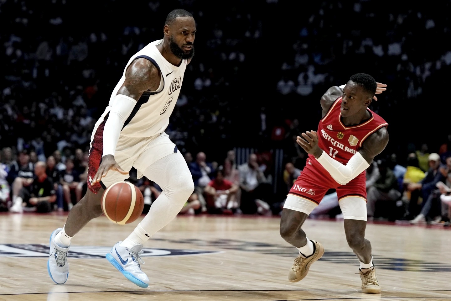 NBA本土首人 詹姆斯当美国旗手