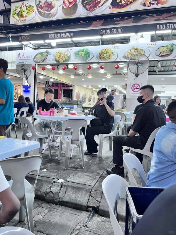 阿羅街路邊攤吃宵夜 張藝興被讚超接地氣