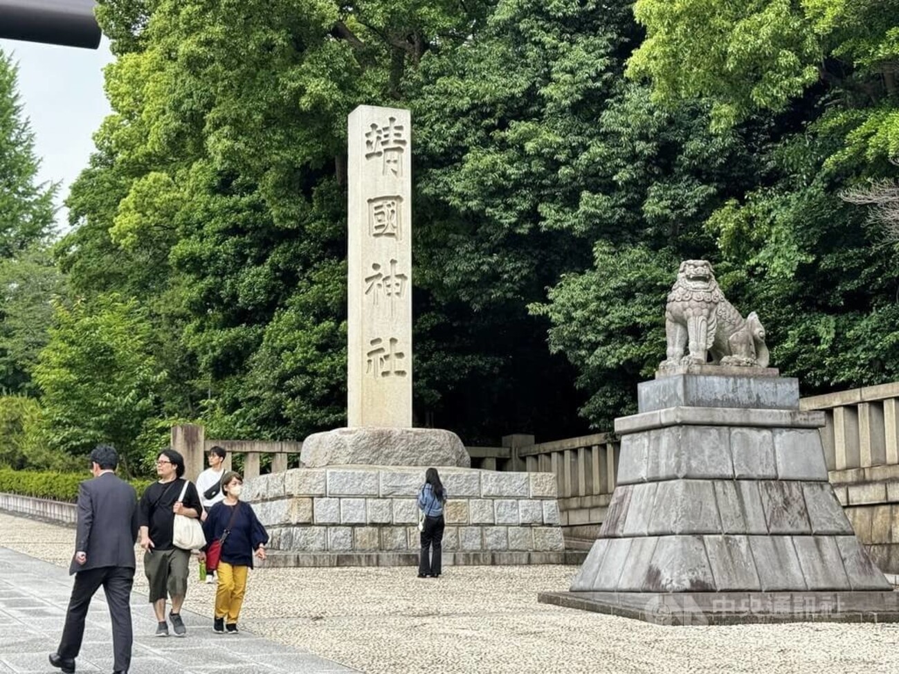 中网红靖国神社撒尿 日本起诉共犯男子