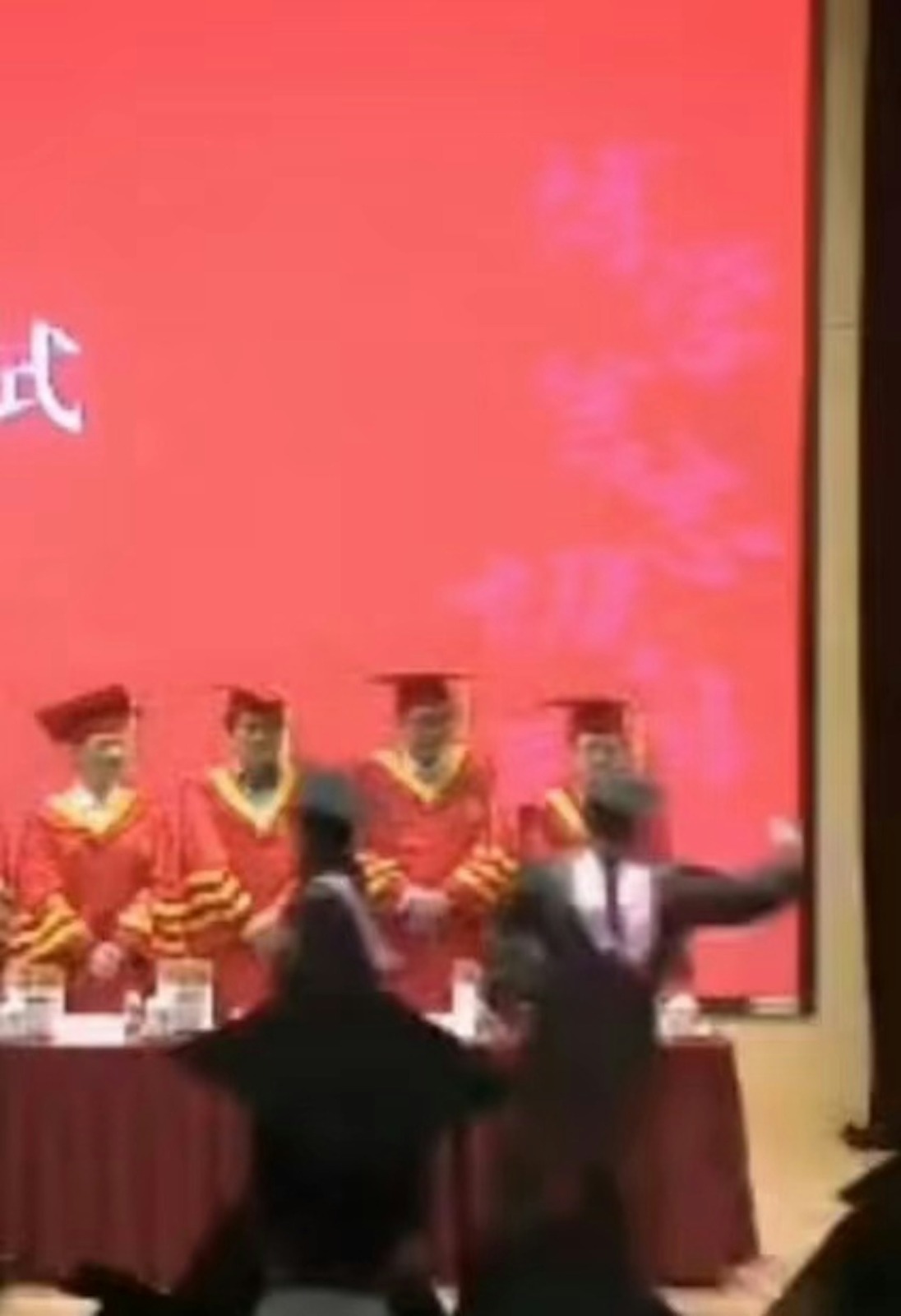台湾学生殴教授被警拘留 上海复旦大学开除学籍