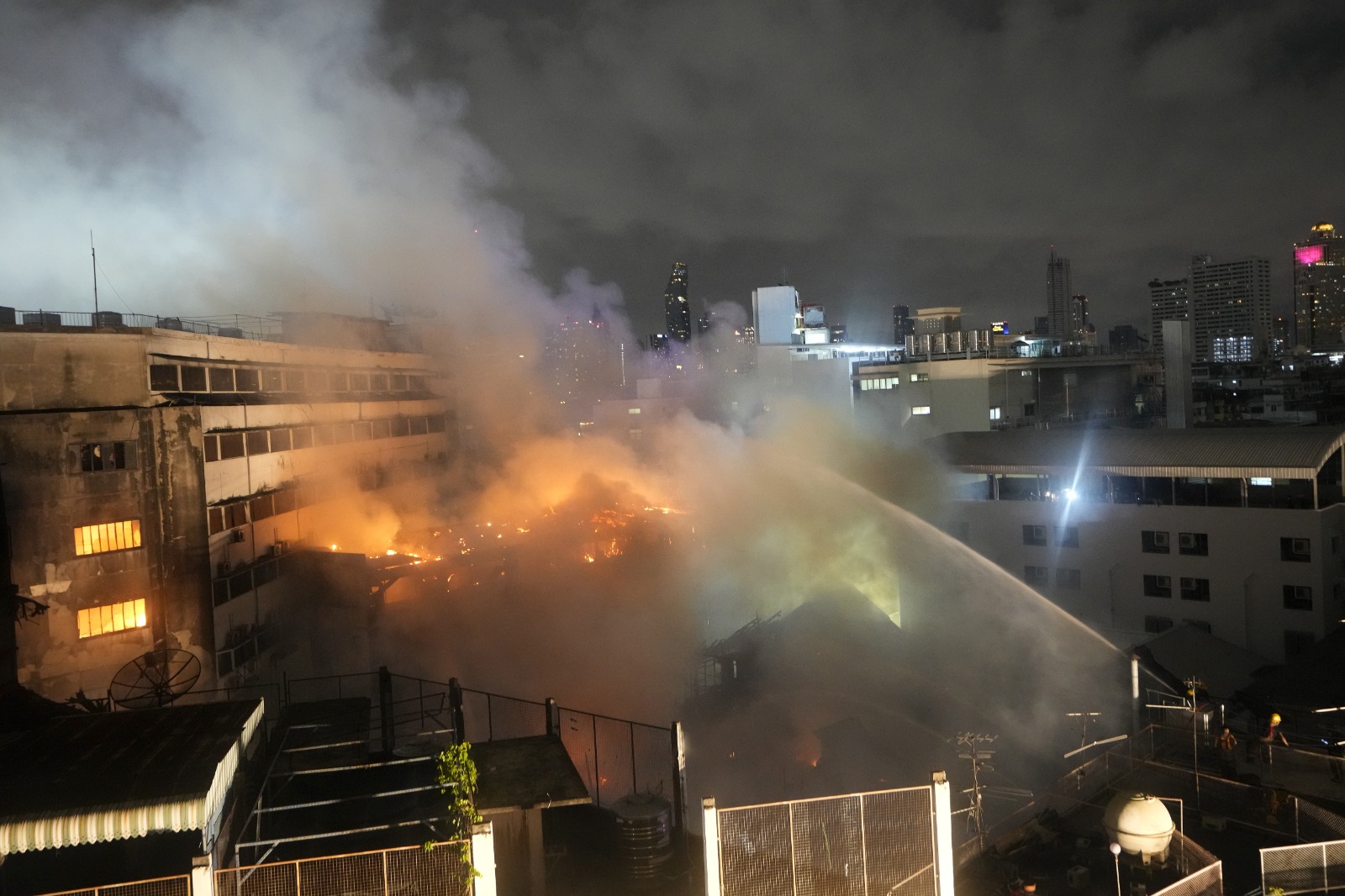 泰国曼谷唐人街火灾 约30人受伤