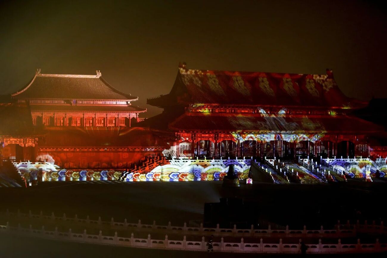 中国多地发省电倡议 路灯间隔开灯光秀暂停