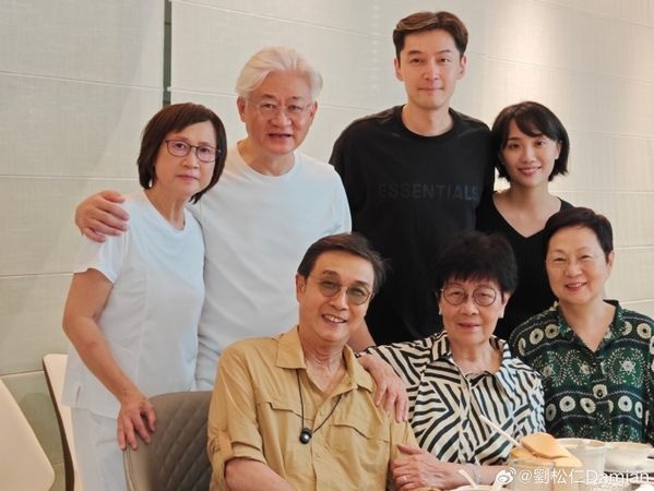胡歌疑似与老婆同框 合照曝光秒飙热搜第一