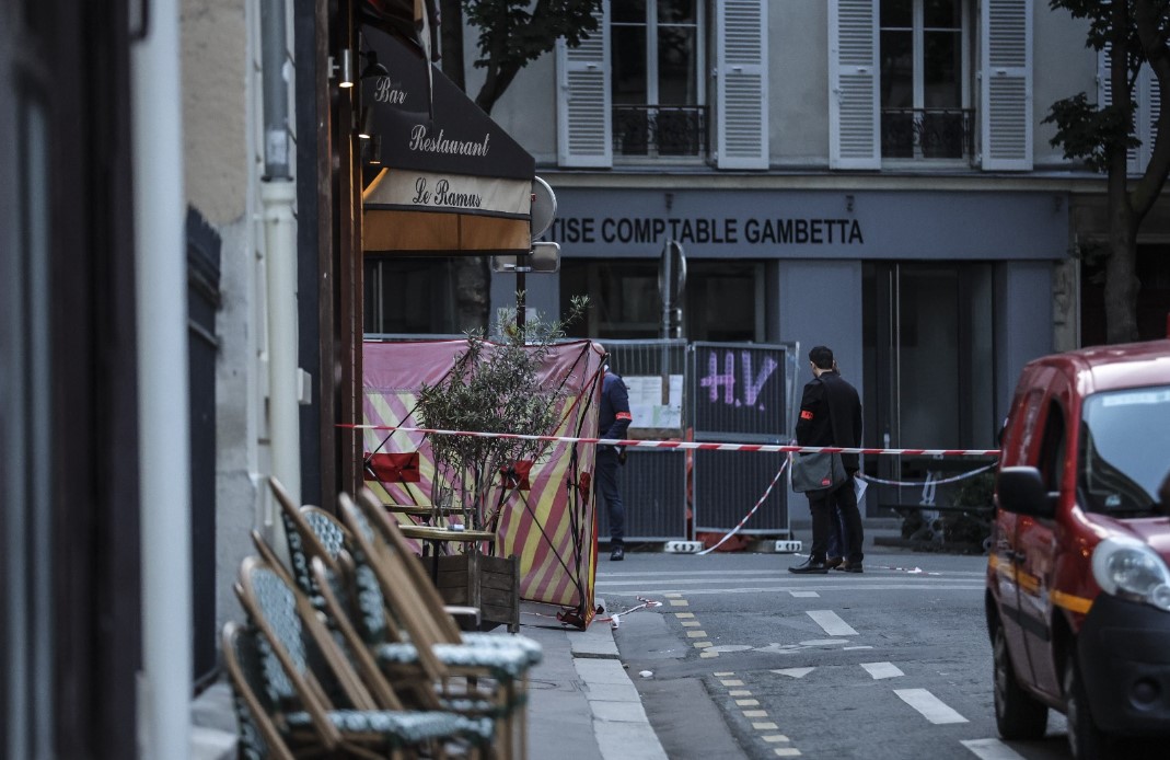  司机冲巴黎咖啡馆