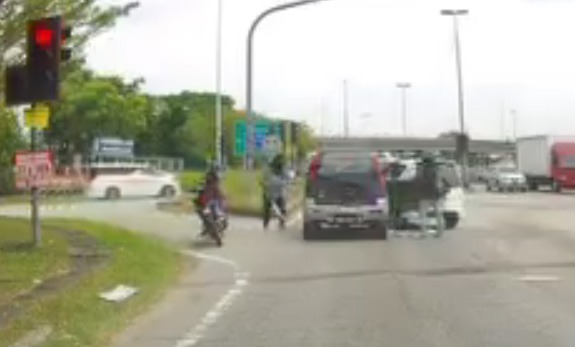交通灯前遭匪徒砸车窗 董事长刚领20万被抢走