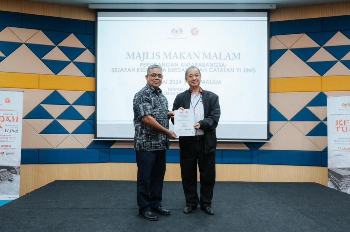 吴恒灿（右）获义净贡献奖