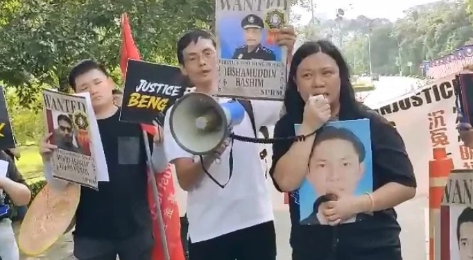 “正义之行”国会外遇警察拦阻 赵丽兰被推倒在地