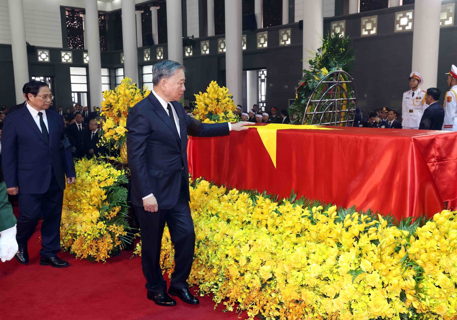 越共总书记国葬 民众排队吊唁“仲伯伯”