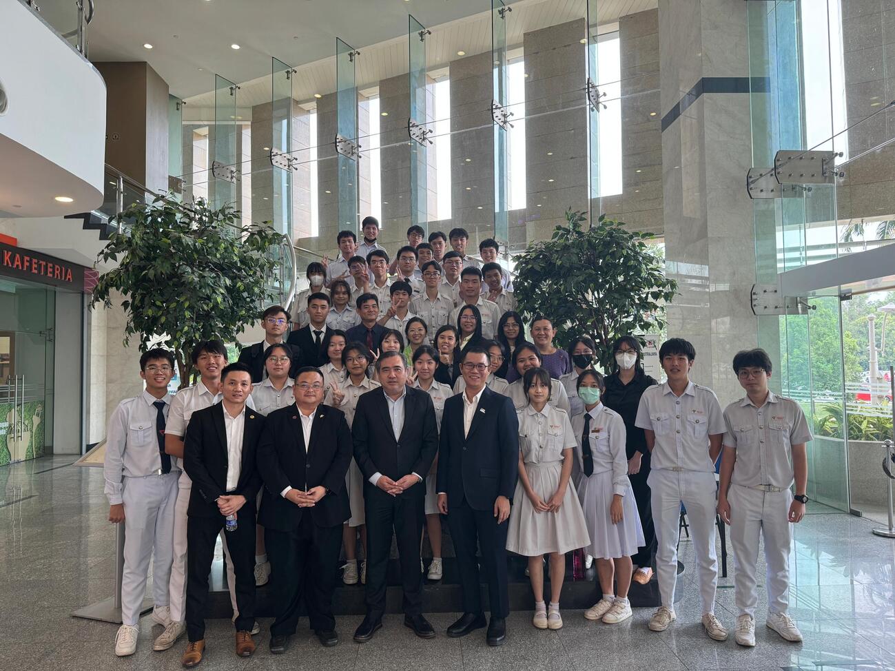 提高公民意识 麻坡中化师生参观国会