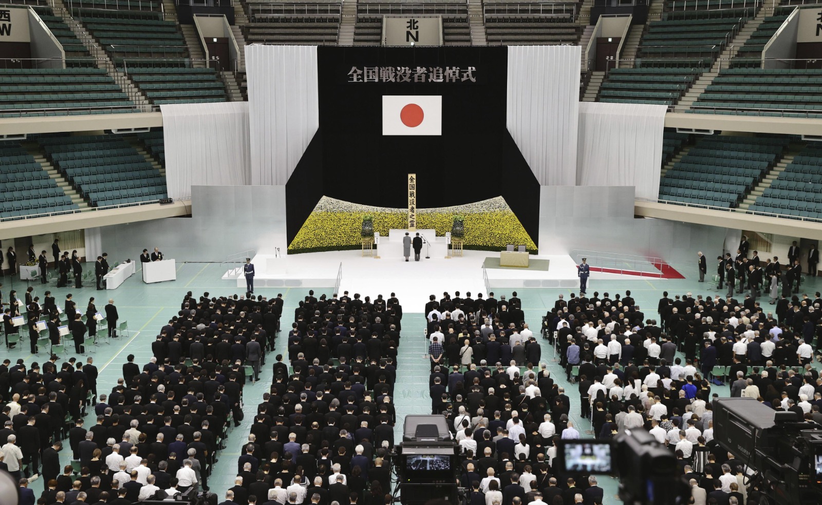 日本三内阁成员参拜靖国神社 引发中国和韩国不满