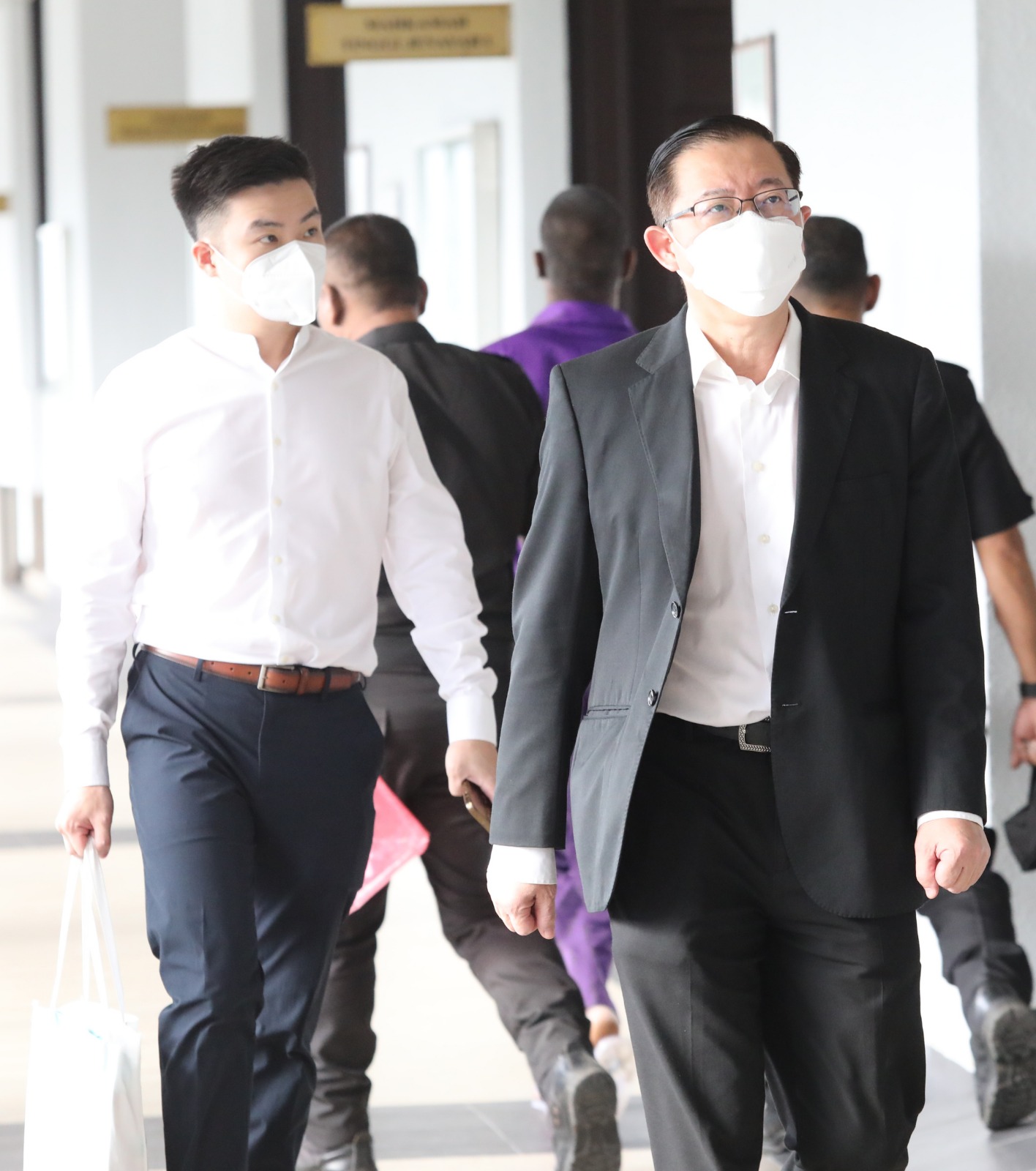 林冠英父子诉Papagomo诽谤案 林炜超否认携巨款入新加坡