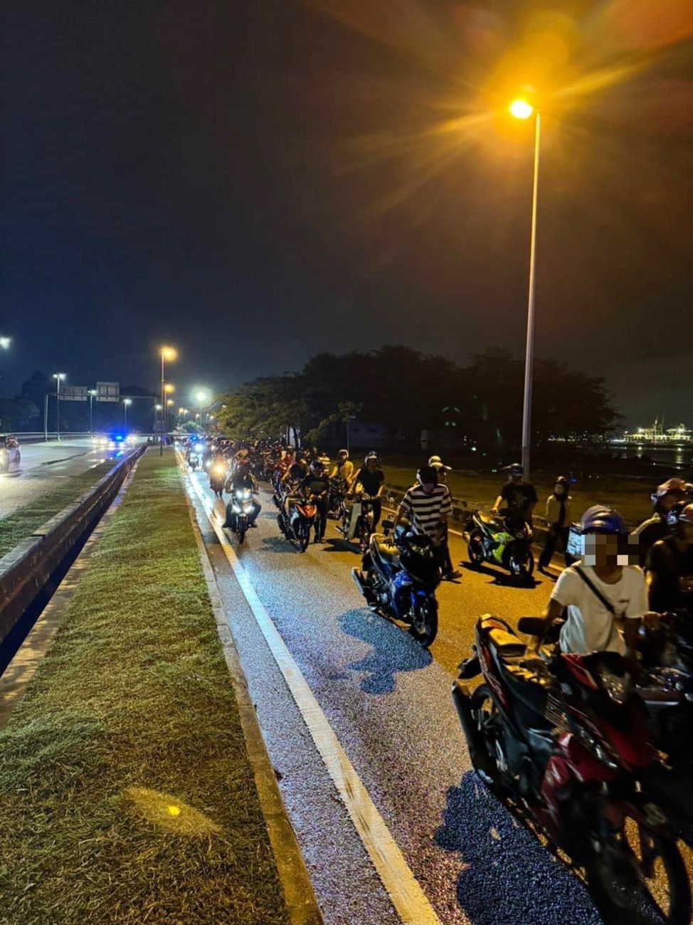 槟警取缔飙车族 令骑士推摩托回警局