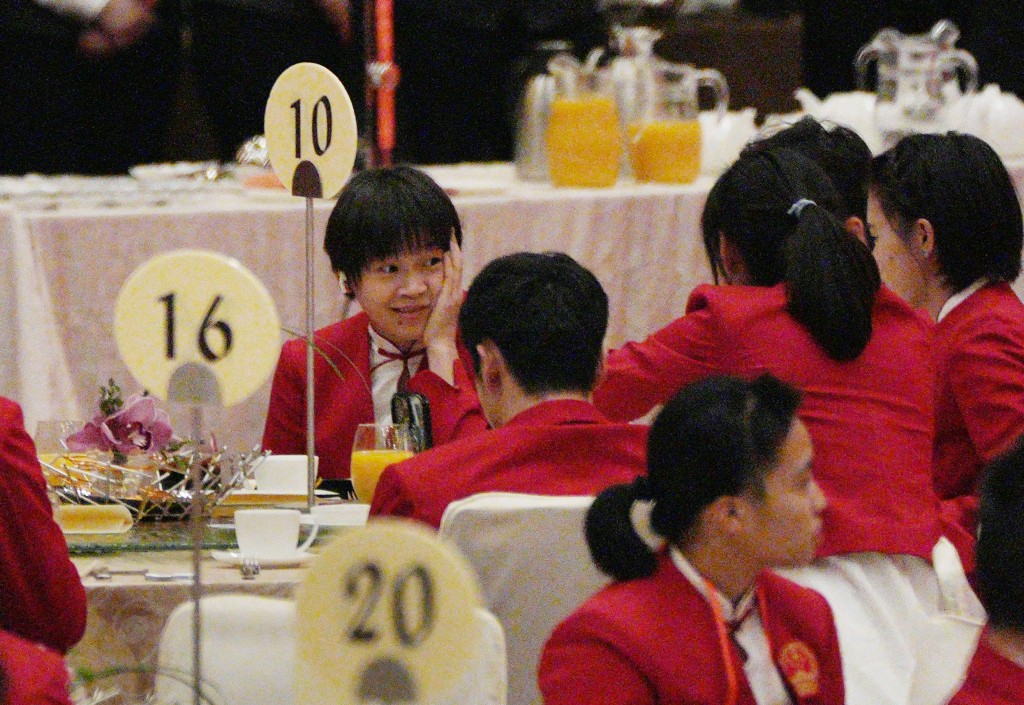 巴黎奥运中国队访香港 全红婵晚宴上遭偷吻