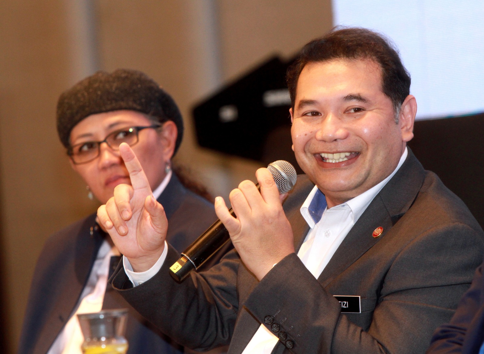 拉菲兹:渐进式薪金落实后 参与企业员工或获12月奖掖