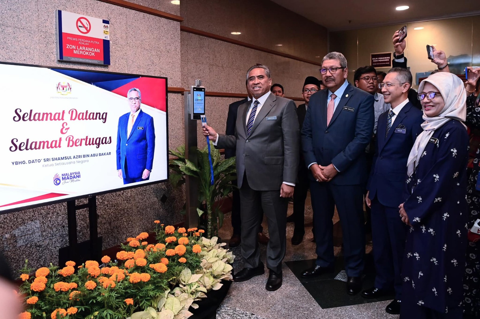 政府首席秘书山苏阿兹里打卡上班