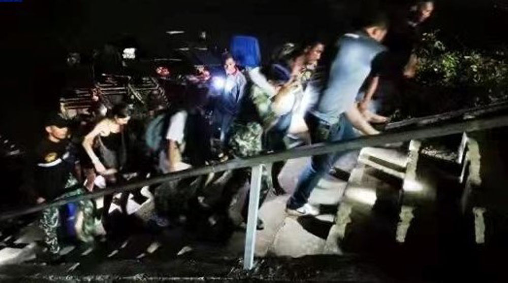 旅行团遇水涨被困洞穴 1导游身亡23人获救