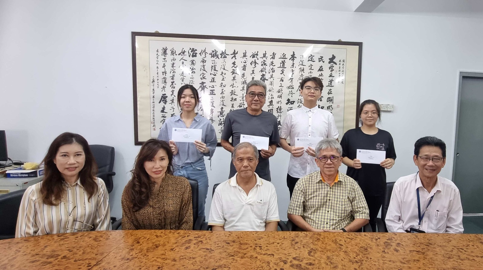 颁发2024领导黄宗迎大专助学金