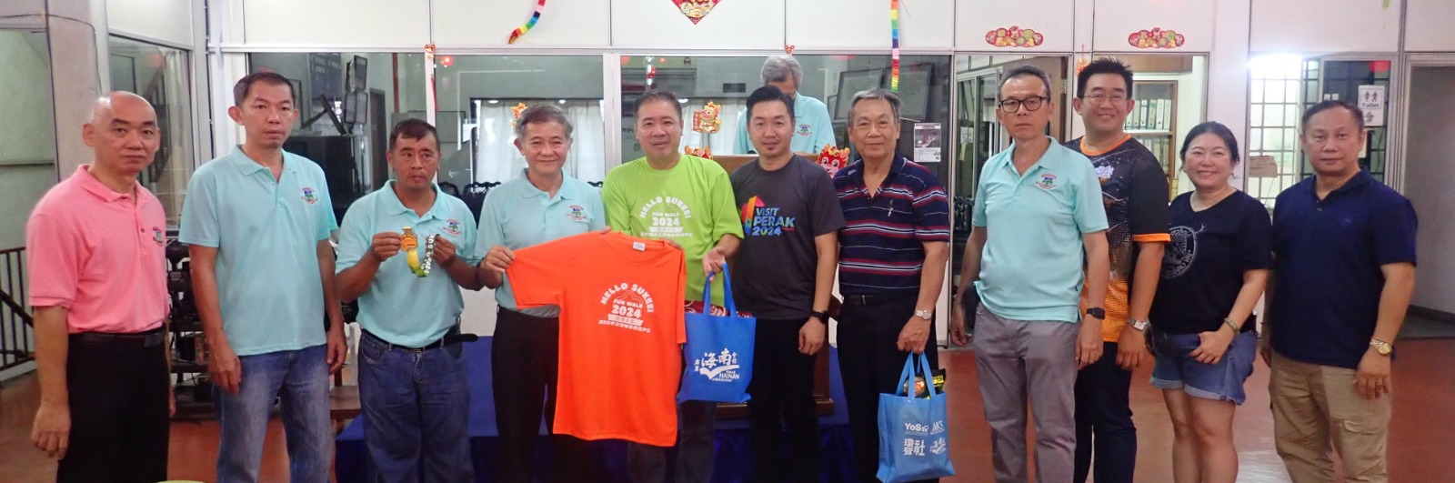 赠送T恤(本报摄影)