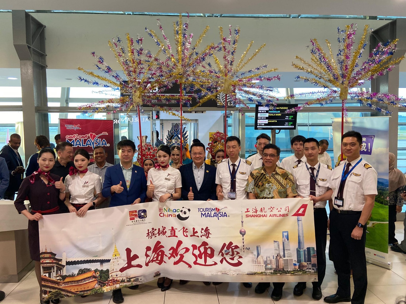 杨顺兴迎接上海航空首航飞抵槟城国际机场