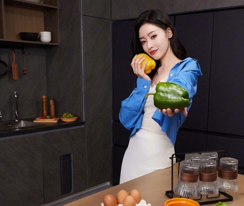 周星驰的新“星女郎” 是曾与娜扎闹三角恋的她