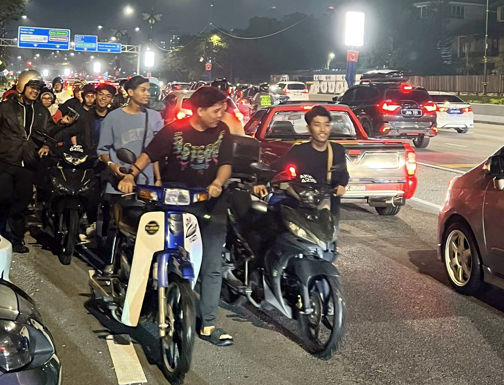 堵死逃跑路线 警部署2巴士捉飙车族