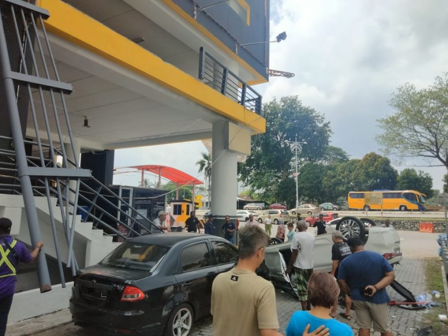 汽车从停车场一楼坠落