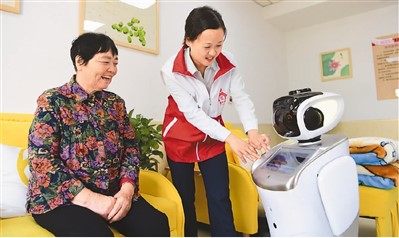 中国夕阳人口朝阳产业 银发经济开启新蓝海