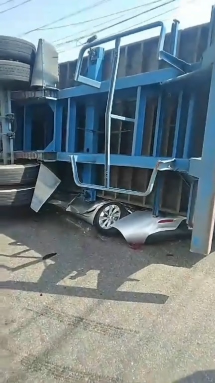 卡车突切道侧翻 旁边轿车遭货柜压扁