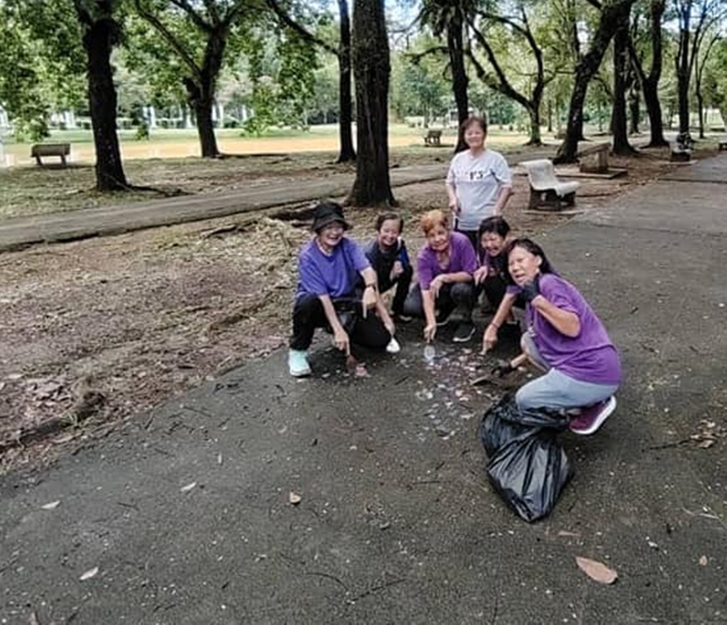 火箭妇女组清除滑轮场的蜡泪,还环境有清洁