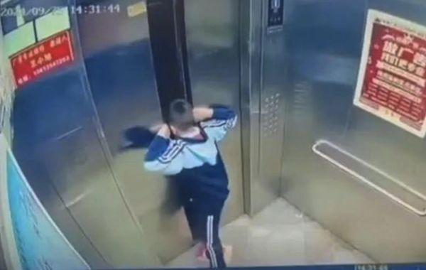 男童受困升降机没人理 怕上学迟到自己扒开门