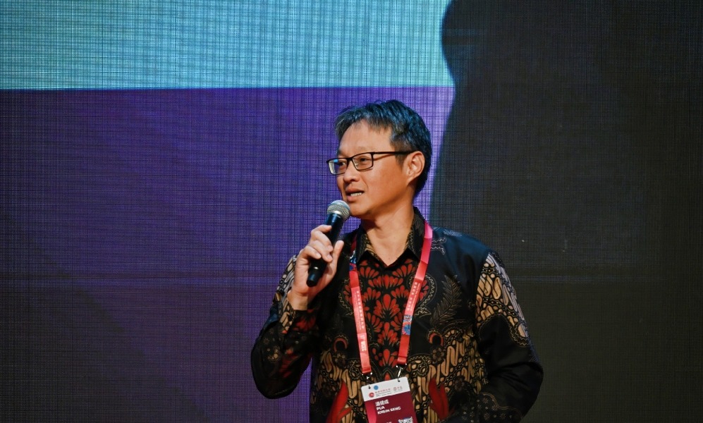 电子与AI有“钱”途 潘健成鼓励学生投身科技