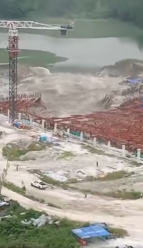 【视频】蒲种玛斯花园河流决堤 洪水淹没工地触目惊心