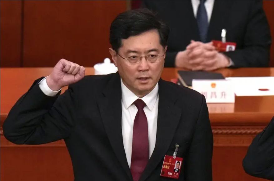 秦刚还活着 被贬至出版社做低级职员