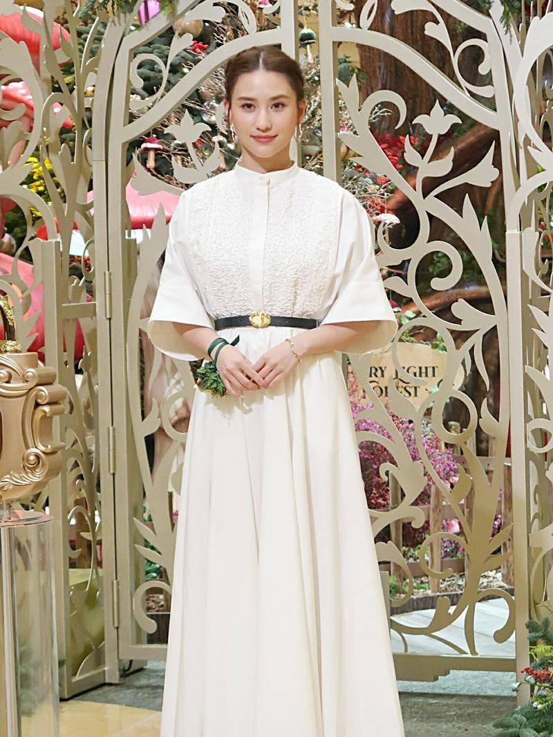 额头长满疮 何超莲认靠两招“照骗”