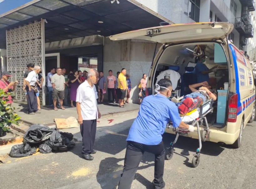 遭2持武器凶徒攻击 男子重伤倒地送院
