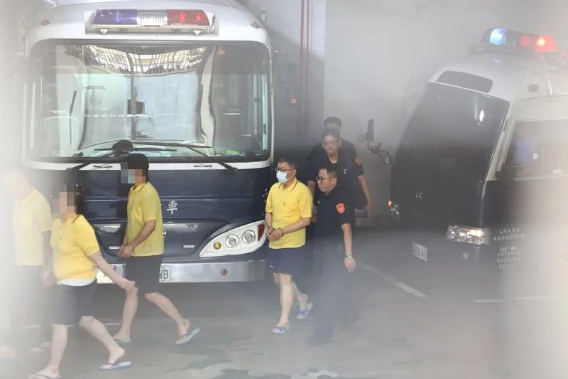 柯文哲双手上铐走下囚车(中央社)