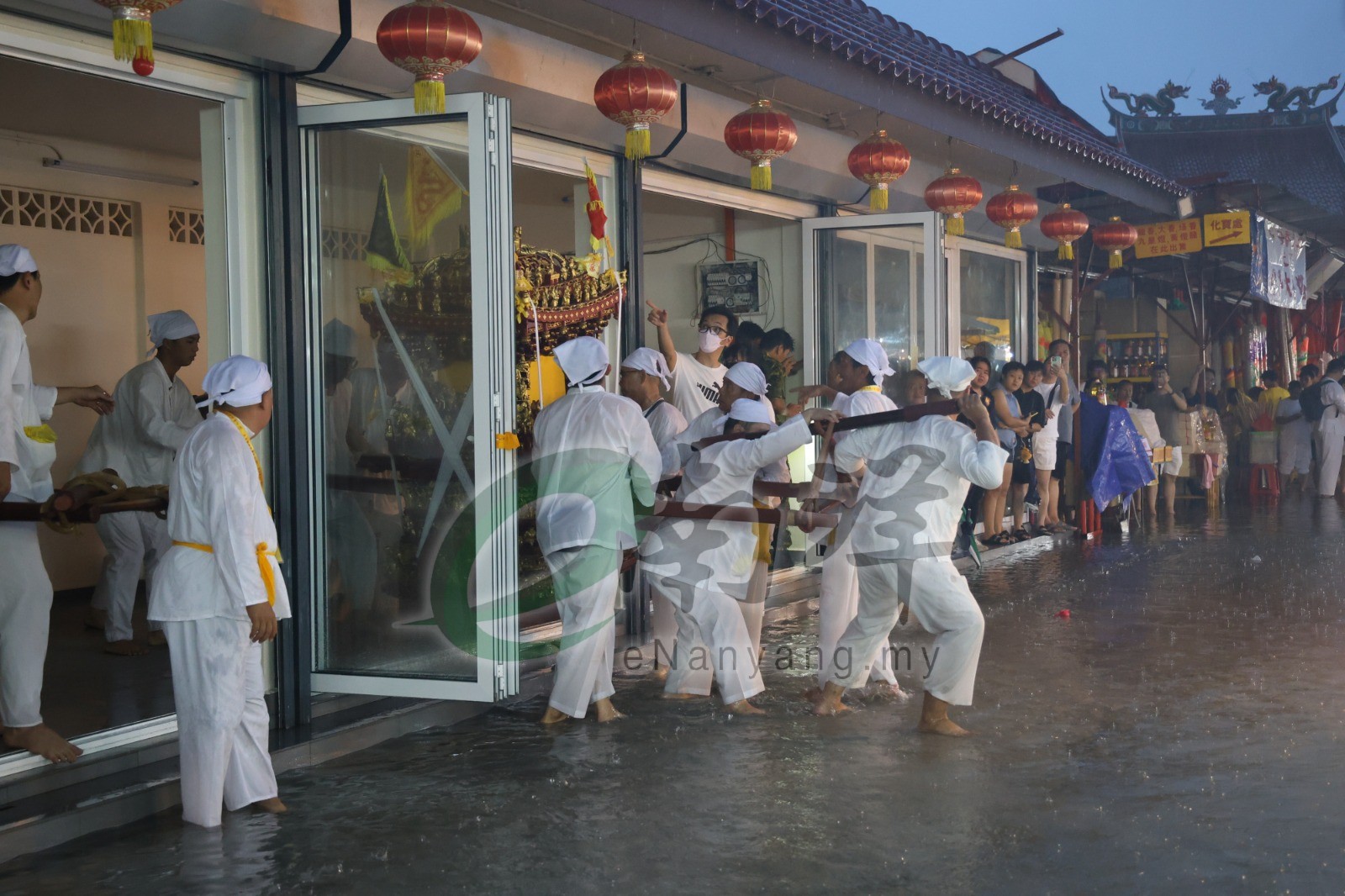 安邦南天宫 雨中迎接九皇爷